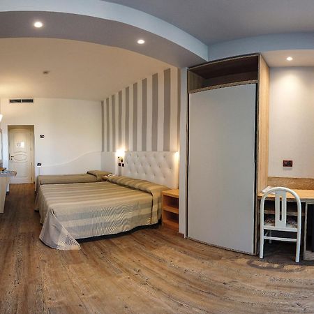 Hotel Derby Exclusive Milano Marittima Bagian luar foto