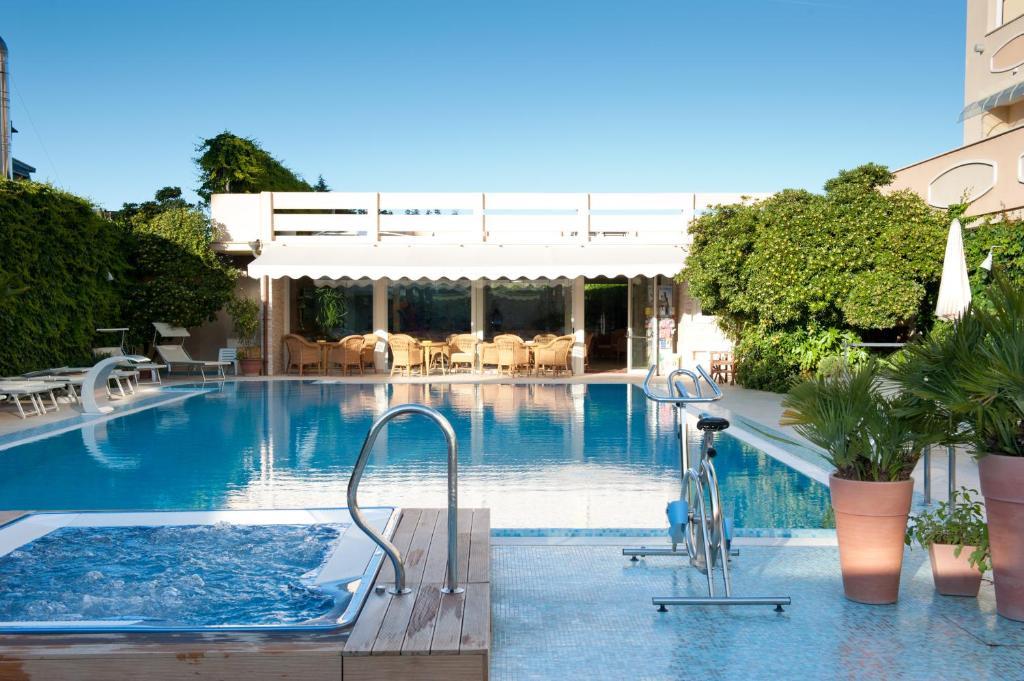 Hotel Derby Exclusive Milano Marittima Bagian luar foto