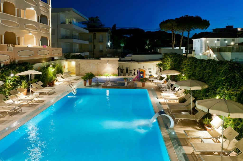 Hotel Derby Exclusive Milano Marittima Bagian luar foto